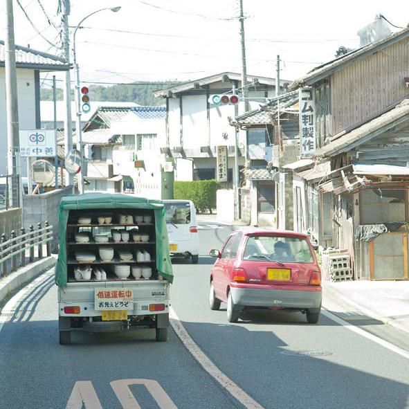 essence(エッセンス) 町中を移動する器も波佐見町では当たり前の景色