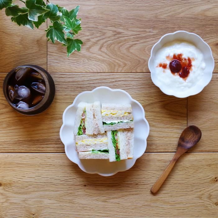 h+(エイチプラス) 花の形の花皿は食卓を華やかにしてくれます