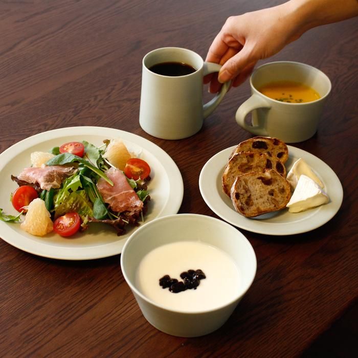 KANEAKI SAKAI POTTERY シンプルでどんな料理にも合わせやすいデザイン