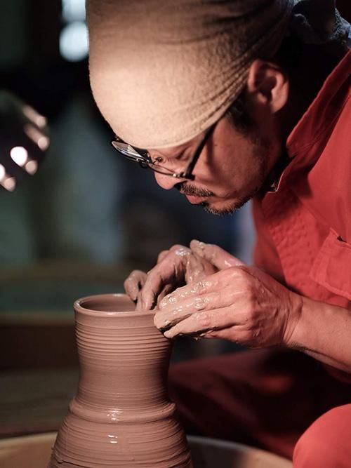 河内啓 一つ一つ手作業で器を制作する河内啓さん