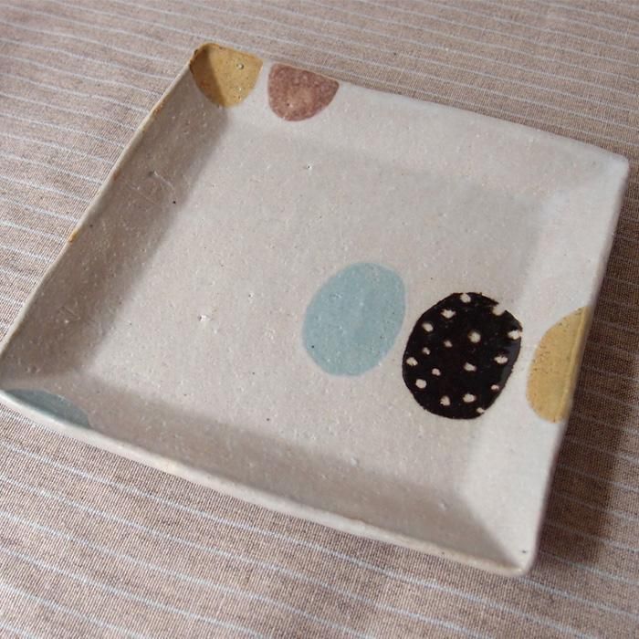 沖澤真紀子(MACARON) 懐かしさとモダンさを感じる素朴な柄の角皿