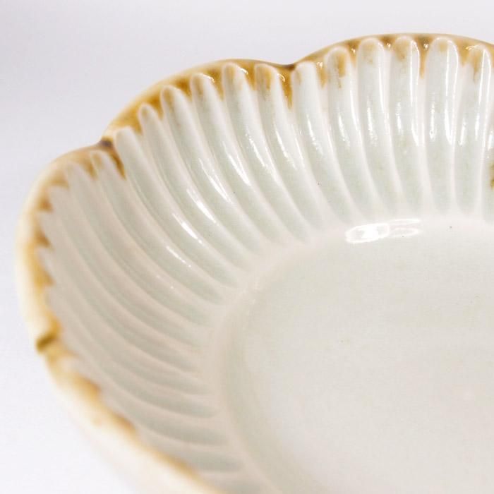 水谷和音 釉薬の掛かり具合によって縁やしのぎが茶色く彩られています